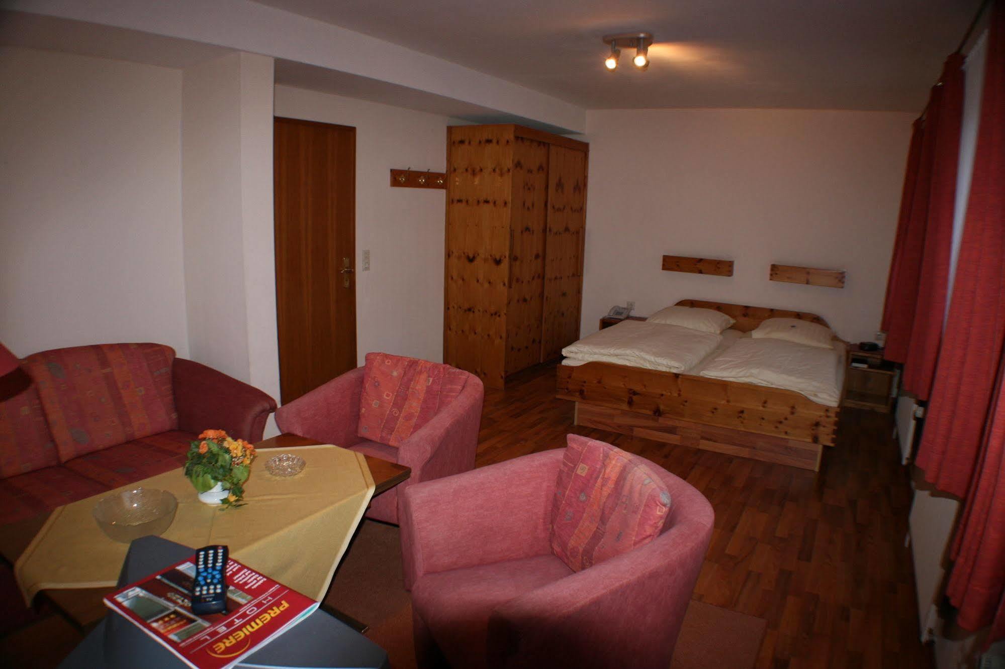 Ferienwohnungen Im Hotel Garni Zur Post Utersum Ngoại thất bức ảnh