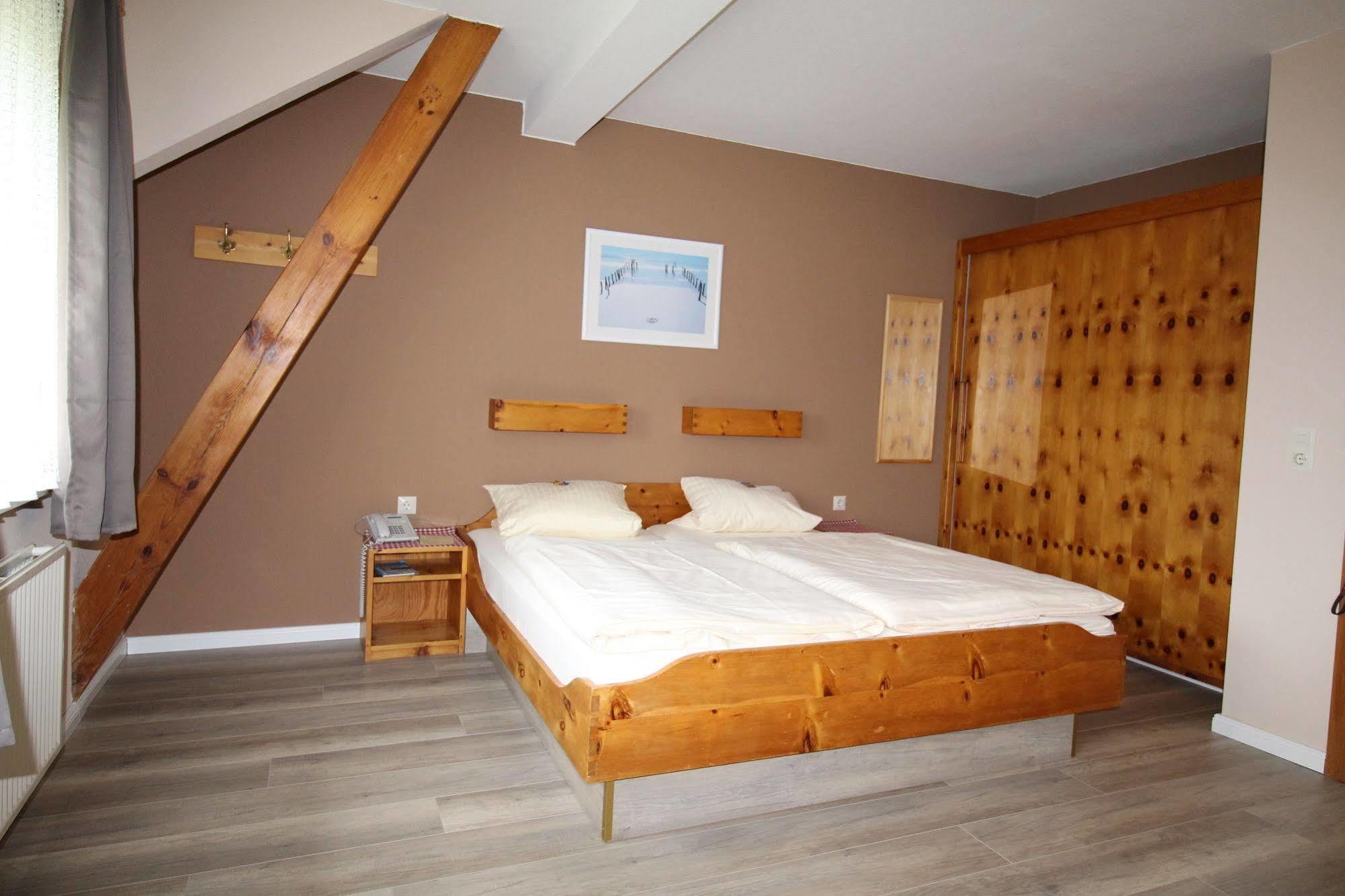 Ferienwohnungen Im Hotel Garni Zur Post Utersum Ngoại thất bức ảnh